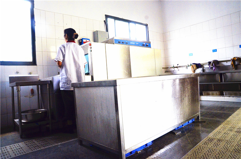 西华大学学校食堂麻豆视频免费下载设备现场图片