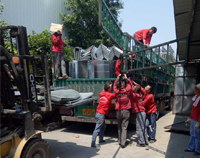 37°高温下，麻豆视频在线播放麻豆视频免费下载设备公司的员工仍然在坚持工作